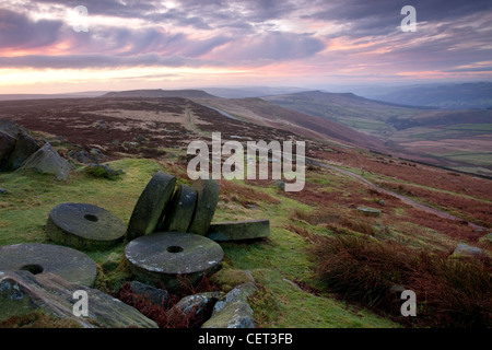 Meules abandonnées sous Stanage Edge à la première lumière dans le parc national de Peak District. Banque D'Images