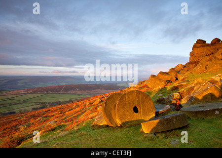 Meules abandonnées sous Stanage Edge à la première lumière dans le parc national de Peak District. Banque D'Images