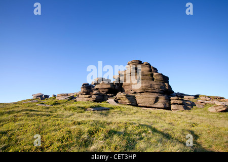 Rock formations sur Kinder Scout, un plateau de landes et le point le plus élevé dans le parc national de Peak District. Banque D'Images