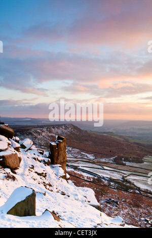 Curbar Edge et le Pinnacle rock illuminé par les derniers rayons du soleil couchant dans le parc national de Peak District à la suite w Banque D'Images