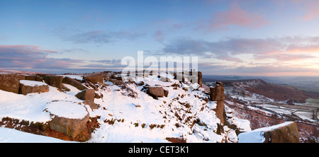 Vue panoramique de Curbar Edge et le Pinnacle rock illuminé par les derniers rayons du soleil couchant dans le Peak District Nationa Banque D'Images