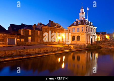 Le 17e siècle Custom House à King's Lynn est éclairée la nuit. Banque D'Images