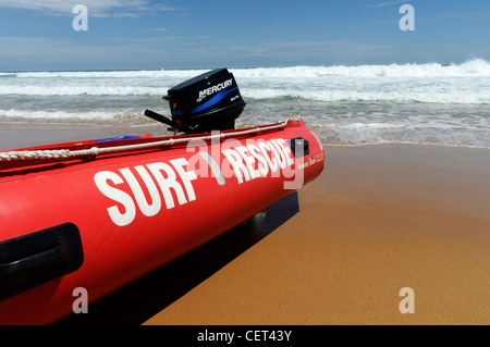 Un zodiac de sauvetage surf rouge tiré sur une plage Banque D'Images