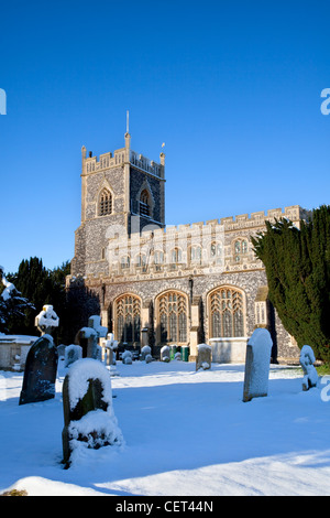 Le silex traditionnelle Eglise St Mary dans le village de Stratford St. Mary après une bonne bordée de neige en hiver. Banque D'Images