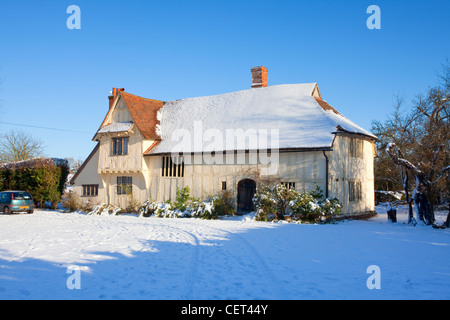 Neige sur et autour de Valley Farm, une salle médiévale construite au 15e siècle. Il est le plus ancien bâtiment de. Flatford Banque D'Images