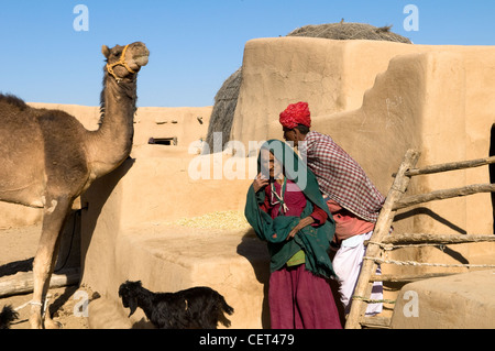 Les sections locales par leurs maisons traditionnelles de désert dans le désert de Thar au Rajasthan. Banque D'Images