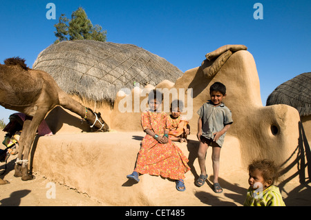 Les sections locales par leurs maisons traditionnelles de désert dans le désert de Thar au Rajasthan. Banque D'Images