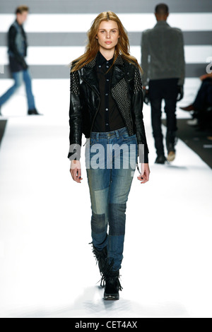 William Rast New York Prêt à Porter Automne Hiver veste en cuir noir clouté, patchwork jeans, bottes à glands bleu Banque D'Images