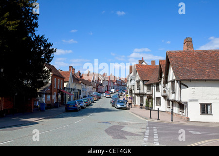 La route principale d'exécution historique passé à colombages dans le village de Lavenham. Banque D'Images