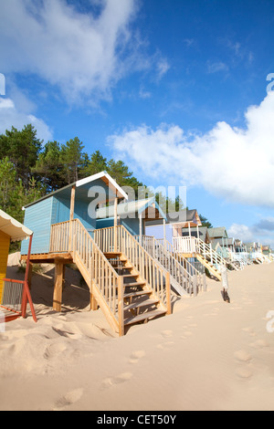 Cabines colorées le long de la mer au Wells-next-the-Sea. Banque D'Images