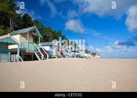 Cabines colorées le long de la mer au Wells-next-the-Sea. Banque D'Images