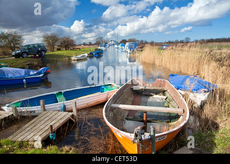 Un pêcheur La pêche à Martham Staithe sur les Norfolk Broads. Banque D'Images