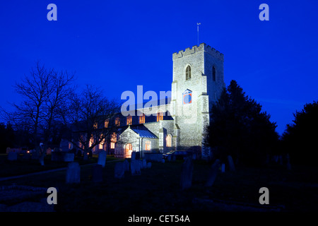 St Catherine's Church, construit aux xive et xve siècles, illuminé la nuit. Banque D'Images