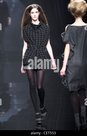 Anteprima Milan Prêt à Porter Automne Hiver cheveux ondulés, noir et gris et gris short haut houndstooth Banque D'Images