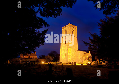 L'église St Marie Madeleine, dont certaines parties datent de la fin du 14e siècle, illuminé la nuit. Banque D'Images