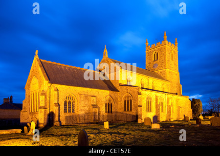 L'église paroissiale de tous les Saints au treuil, illuminé la nuit. Banque D'Images