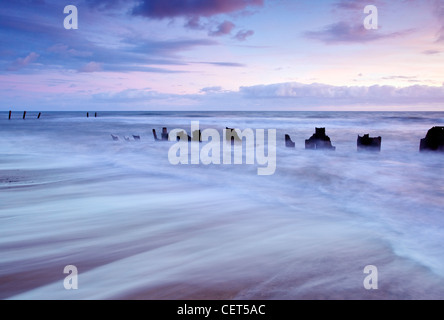 Le reste de la défense de la mer maintenant endommagés à Happisburgh sur la côte de Norfolk. Banque D'Images