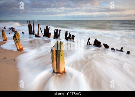 Le reste de la défense de la mer maintenant endommagés à Happisburgh sur la côte de Norfolk. Banque D'Images