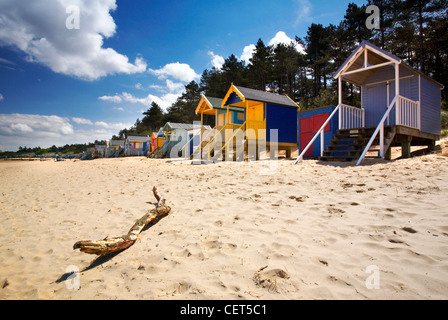 Cabines de plage sur la plage de sable à Wells-Next-The-Sea sur la côte nord du comté de Norfolk. Banque D'Images