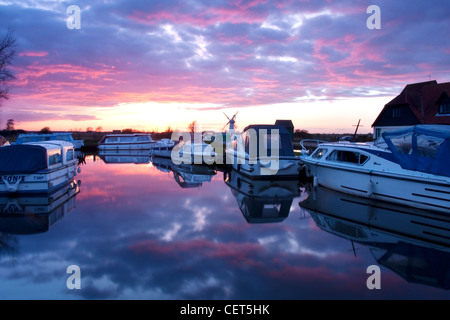 Coucher du soleil à Thurne sur les Norfolk Broads. Banque D'Images