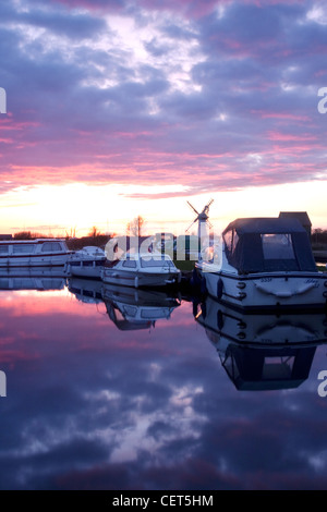 Coucher du soleil à Thurne sur les Norfolk Broads. Banque D'Images