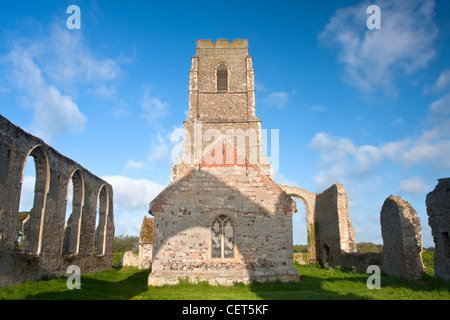 À l'église St Andrew Covehithe sur la côte du Suffolk. L'église elle-même est à l'intérieur des murs de l'ancienne ruine c Banque D'Images