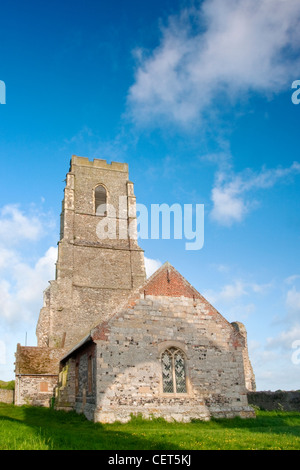 À l'église St Andrew Covehithe sur la côte du Suffolk. L'église elle-même est à l'intérieur des murs de l'ancienne ruine c Banque D'Images