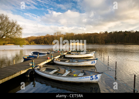 Barques liée à une jetée sur le large Ormesby Parc National de Norfolk Broads. Banque D'Images