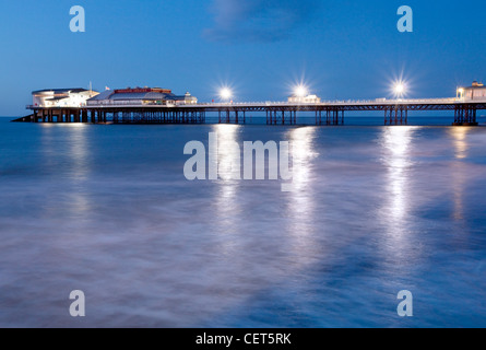 Jetée de Cromer, la nuit, sur la côte de Norfolk. Banque D'Images