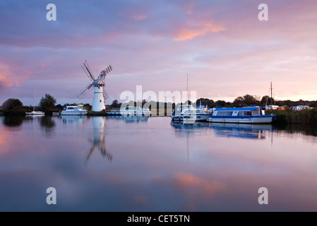 Thurne Mill à fist la lumière sur les Norfolk Broads. Banque D'Images