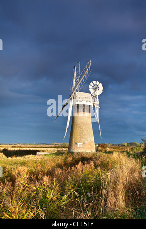 St Benet's Bazin contre un sombre ciel d'orage sur les Norfolk Broads. Banque D'Images