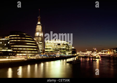 La rive sud de la Tamise photographiée de Westminster Bridge at night Banque D'Images