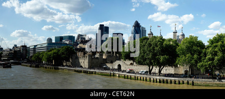 Vue panoramique de la Tour de Londres avec le gherkin en arrière-plan avec la Tamise au premier plan Banque D'Images