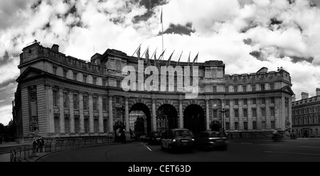 L'Admiralty Arch drapeaux au vent que le trafic passe par Banque D'Images