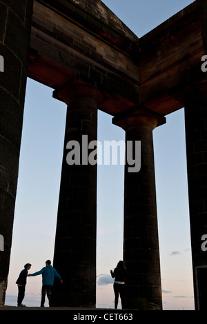 Trois adolescents répondent à la brunante à Penshaw monument, Banque D'Images