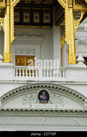 Entrée de la salle du trône Grand Palace, Bangkok, Thaïlande, avec le portrait du roi Chulalongkorn, Rama V, le Grand Banque D'Images