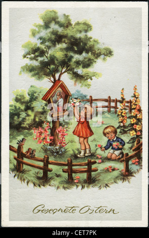 Carte postale de pâques imprimé en Autriche, montre une petite fille et décoration de Pâques, vers 1948. Texte allemand : Sainte Pâques ! Banque D'Images