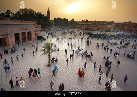 Les gens dans la place Jemaa-el-Fna, au crépuscule, Marrakech, Maroc Banque D'Images