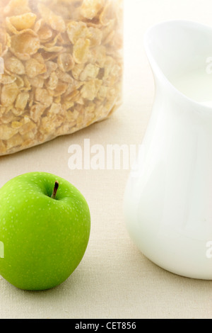 Délicieux et sain de sucre emballés Frosted Flakes et pot de lait Banque D'Images