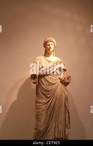 Problably Statue de Poppée , seconde épouse de Néron comme une prêtresse, Musée archéologique, l'ancienne Olympie, Péloponnèse Banque D'Images