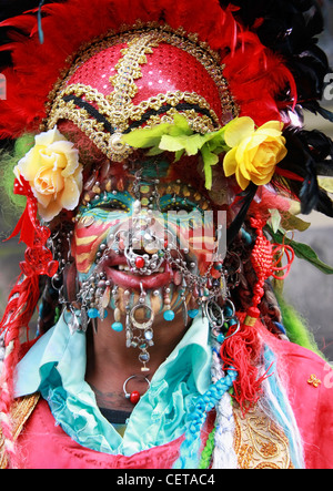 Une femme tatouée à l'Edinburgh Fringe Festival. Banque D'Images