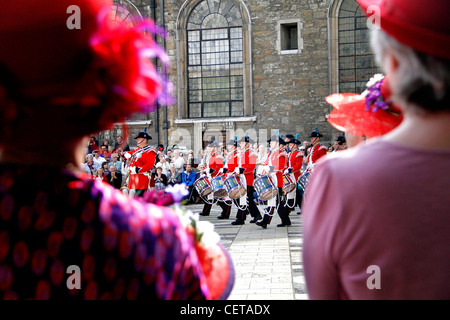 Une fanfare défilant à la London Pearly Kings & Queens Society Costermongers Harvest Festival à Guildhall Yard. Banque D'Images