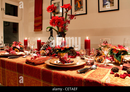 Une table dressée pour le dîner de Noël à la maison. Banque D'Images