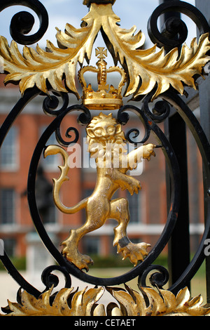 Un lion doré à Kensington Palace Gate. Banque D'Images