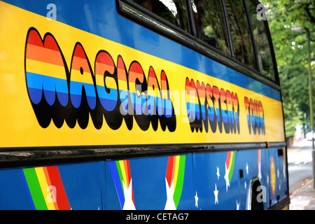 La colorée Magical Mystery Tour bus. La tour offre aux visiteurs un long voyage de 2 heures autour de Liverpool en visitant les endroits associés Banque D'Images