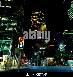 Canary Wharf de nuit. De 1802 à 1980, le salon a été l'un des quais les plus achalandés au monde. Banque D'Images