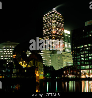 Canary Wharf avec Tamise la nuit, de 1802 à 1980, le salon a été l'un des quais les plus achalandés au monde. Banque D'Images