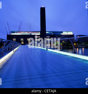 Tate Modern et Millennium Bridge at Dusk. Le musée a été conçu par Sir Giles Gilbert Scott, qui a également conçu Battersea Power Banque D'Images