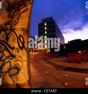 Un immeuble de bureaux dans la nuit sur Holywell Lane dans l'Est de Londres. Banque D'Images