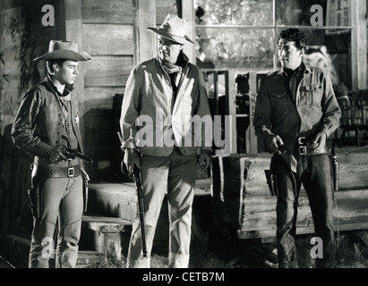 1959 RIO BRAVO Armarda Productions film avec de gauche à droite : Ricky Nelson, John Wayne, Dean Martin Banque D'Images